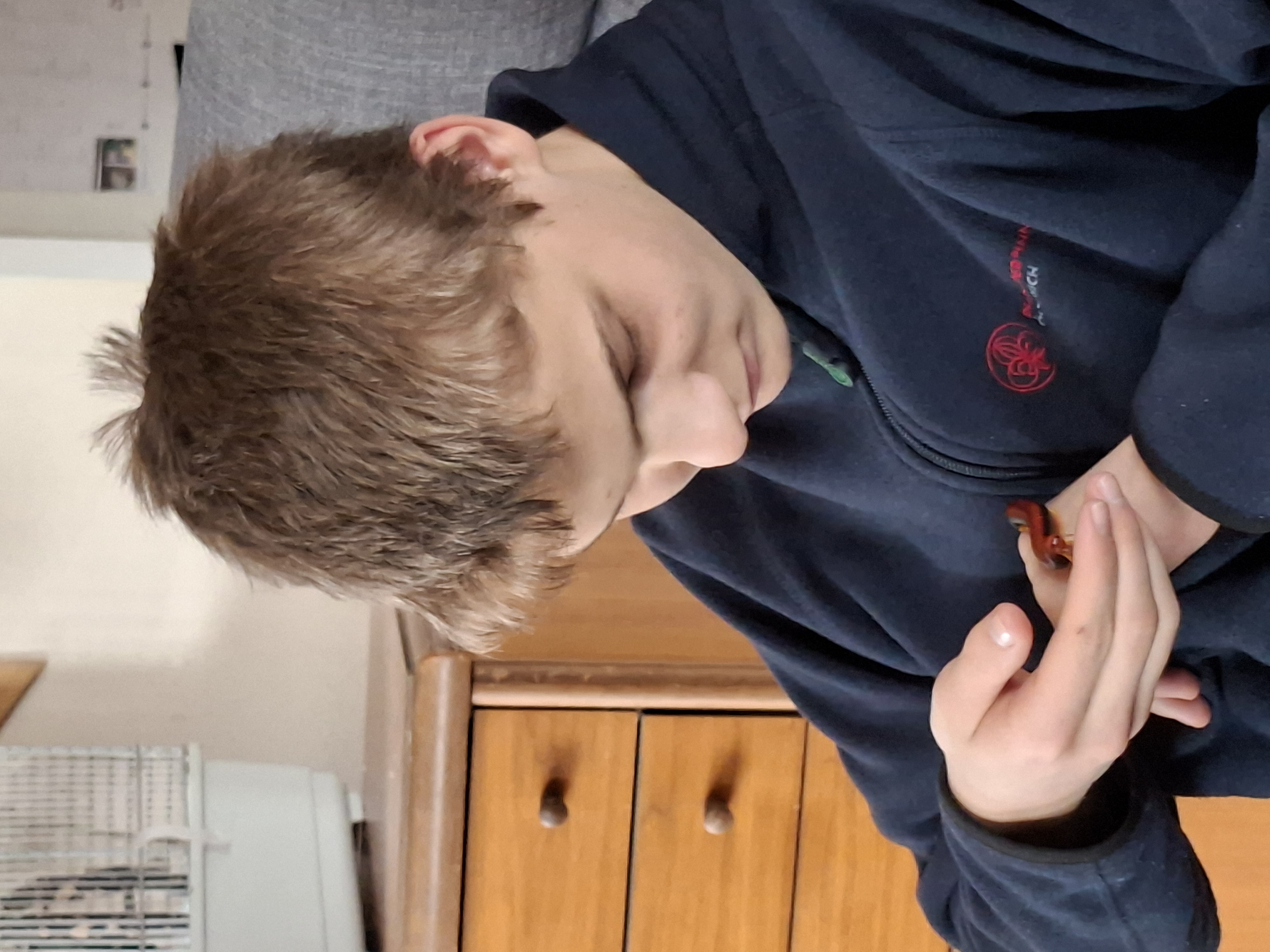 Jonas mit einem kleinen Tier in den Händen